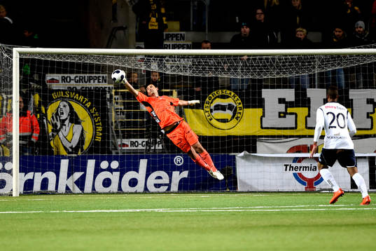 Elfsborgs målvakt Kevin Stuhr Ellegaard räddar