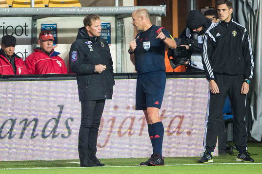 Gefles tränare Roger Sandberg diskuterar med domare Martin