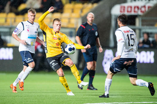 Elfsborgs Per Frick och Gefles Skuli Jon Fridgeirsson (rygg