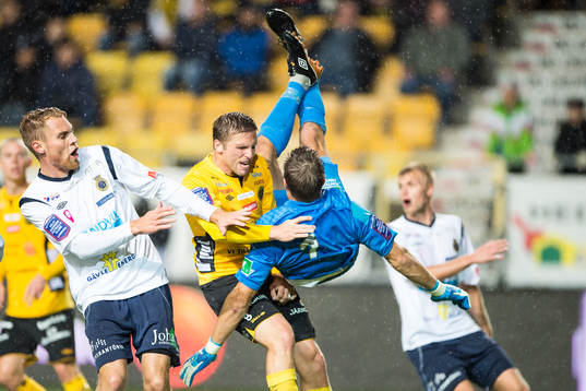 Tuff kamp i straffområdet på ett inlägg mellan Elfsborgs