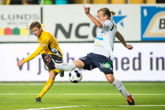 Elfsborgs Simon Hedlund skott på mål som täcks av Gefles