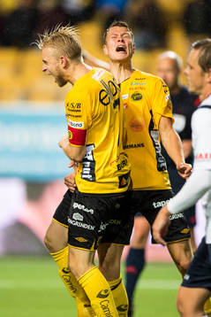 Elfsborgs Johan Larsson har gjort 1-0 och jublar ihop med