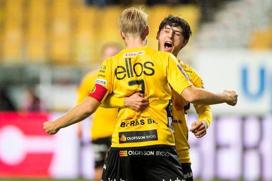 Elfsborgs Johan Larsson (rygg mot kameran) jublar