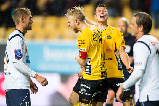 Elfsborgs Johan Larsson har gjort 1-0 och jublar ihop med