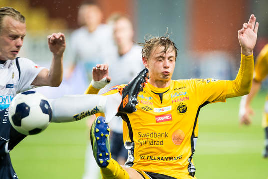 Tuff kamp mellan Elfsborgs Simon Hedlund (h) och Gefles
