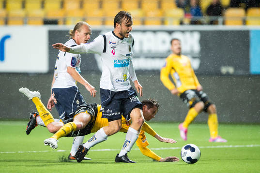 Gefles Skuli Jon Fridgeirsson och Jesper Florén stoppar