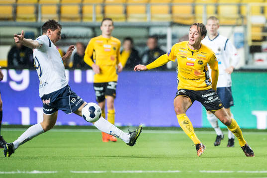 Elfsborgs Viktor Prodell (h) och Gefles Marcus Hansson (v)