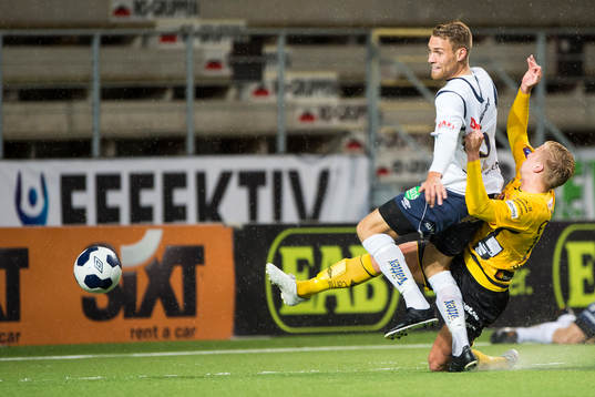 Gefles David Fällman bryter boll av Elfsborgs Per Frick