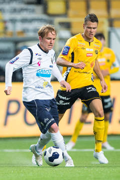 Gefles Simon Lundevall med Elfsborgs Viktor Claesson i
