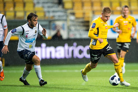 Elfsborgs Per Frick (h) jagas av Gefles Skuli Jon