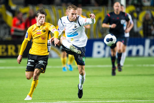 Gefles David Fällman med Elfsborgs Arber Zeneli i ryggen
