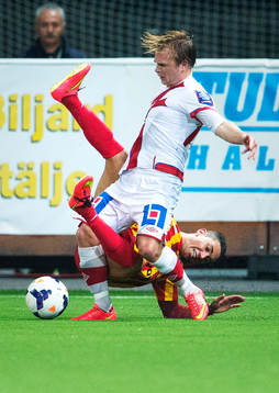 Assyriskas Christopher Brandeborn i kamp om bollen med