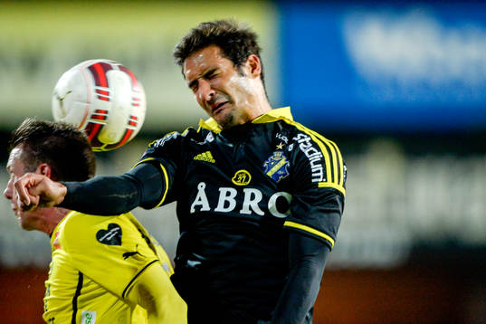 s Celso Borges och Mjällbys Daniel Nilsson i matchen i