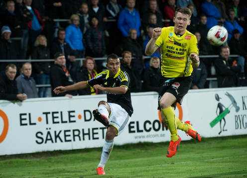 s Nabil Bahoui och Mjällbys Viktor Agardius i matchen i