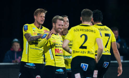 Mjällbys Christian Wilhelmsson har gjort segermålet 1-0