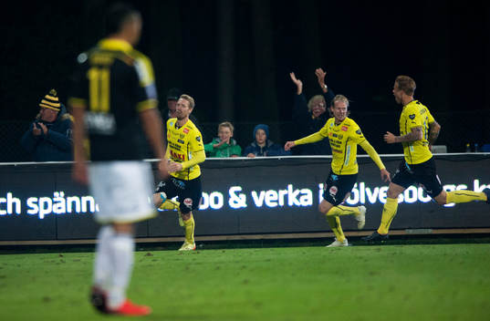 Mjällbys Christian Wilhelmsson har gjort segermålet 1-0