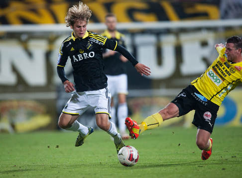s Sam Lundholm mot Mjällbys  Daniel Nilsson i matchen i