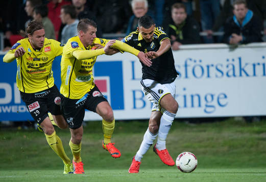 s Nabil Bahoui mot Mjällbys Danny Ervik och Daniel Nilsson
