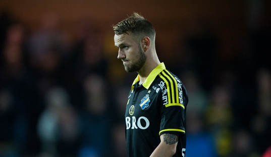 Mjällbys Alexander Milosevic deppar vid slutsignalen  i