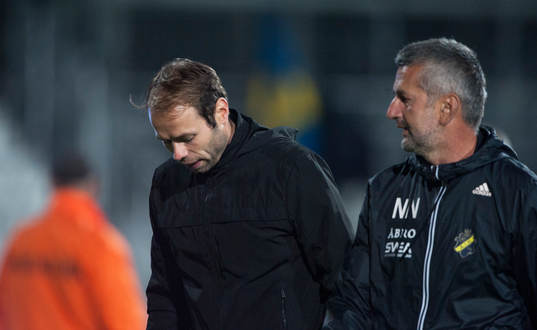 s tränarduo Andreas Alm och Nebojsa Novakovic deppar vid