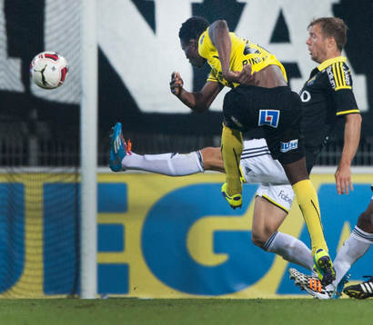 Mjällbys Kwame Bonsu skjuter  i matchen i allsvenskan