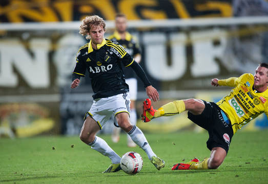 s Sam Lundholm mot Mjällbys  Daniel Nilsson i matchen i
