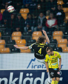 s Nils-Eric Johansson konstsparkar i matchen i allsvenskan