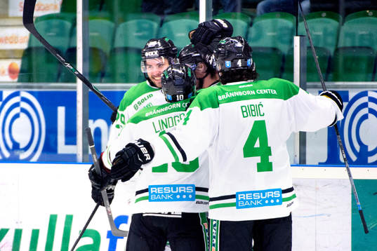 Rögles spelare firar Jens Hellgren gjort 2-1