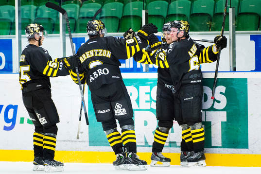 s spelare firar David Lillieström Karlsson som gjort 3-4