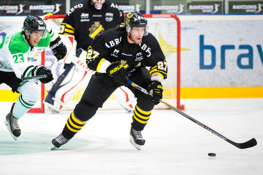 s Jordan Hendry jagas av Rögles Daniel Sylwander (tv)