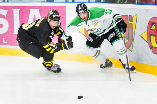 s Marcus Jonsson drar Rögles Taylor Matson i armen