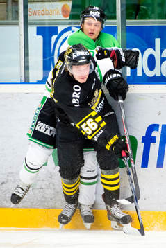 s Dennis Nordström trycker till Rögles Viktor Lindgren