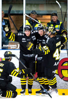 s spelare firar att Johan Sellerstrand  gjort 1-1