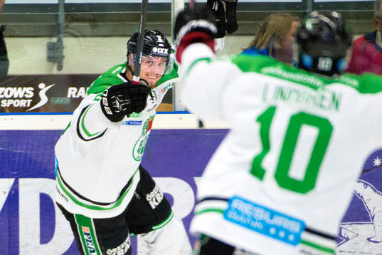 Rögles Jens Hellgren firar han gjort 2-1