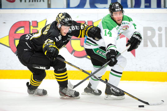 s Jacob Spångberg jagar Rögles Justin Bostrom