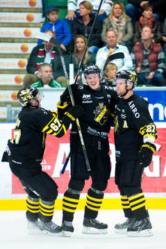 s Ryan McKiernan (mitten) firas av Martin Ahnelöv (tv) och