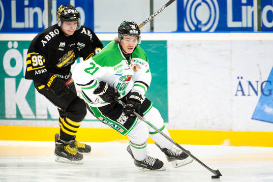 s Robin Kovacs jagar Rögles Emil Molin
