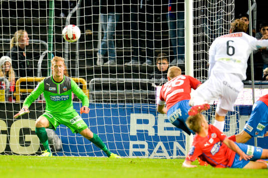 Brommapojkarnas Jesper Karlström gör 1-1 bakom