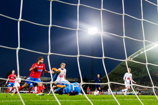 Helsingborgs Mikael Dahlberg oroar framför Brommapojkarnas