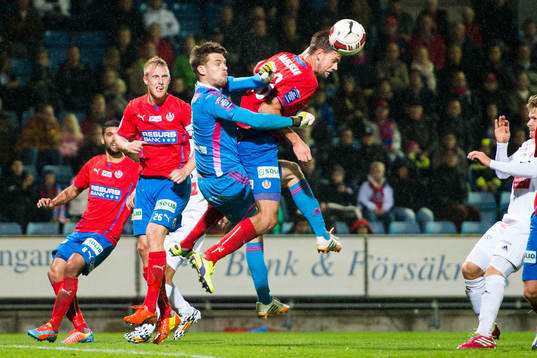 Brommapojkarnas målvakt Davor Blazevic krockar med
