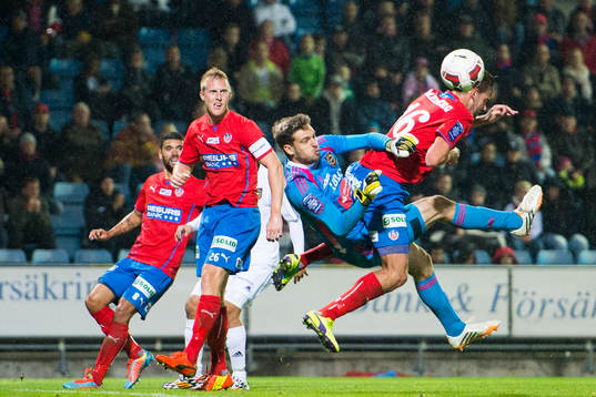 Brommapojkarnas målvakt Davor Blazevic krockar med