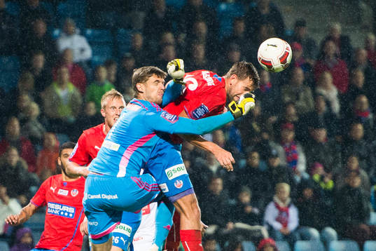 Brommapojkarnas målvakt Davor Blazevic krockar med