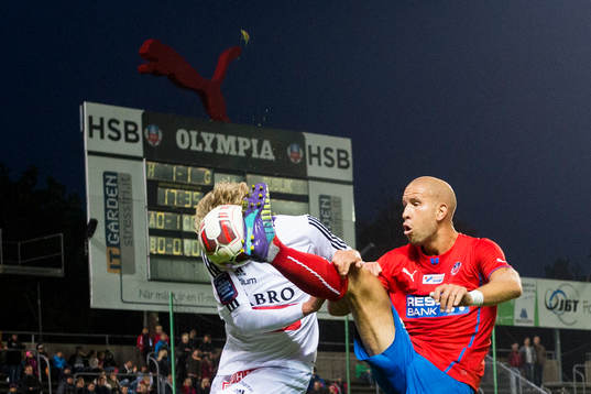Helsingborgs Mattias Lindström med en hög spark mot