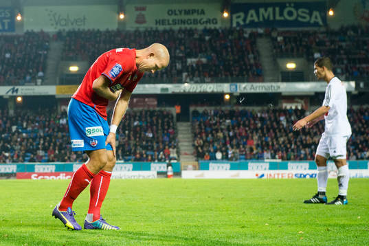 Helsingborgs Mattias Lindström har ont och tvingas till