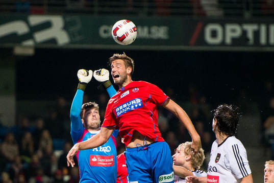 Helsingborgs Mikael Dahlberg och Brommapojkarnas målvakt