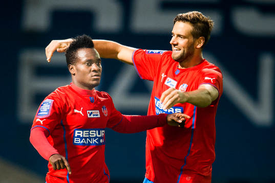 Helsingborgs David Accam (tv) har gjort 1-0 och kramas om
