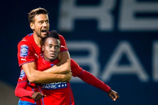 Helsingborgs David Accam (tv) har gjort 1-0 och kramas om