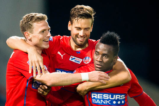 Helsingborgs David Accam (th) har gjort 1-0 och kramas om