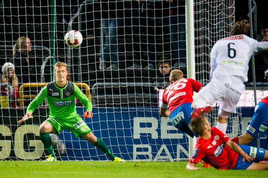 Brommapojkarnas Jesper Karlström skjuter in 1-1 bakom