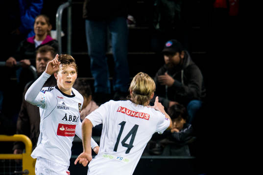 Brommapojkarnas Jesper Karlström jublar mot Nicklas